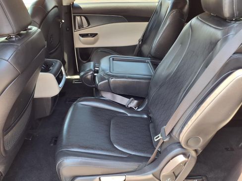 Used 2023 Kia Carnival LX FWD image 11