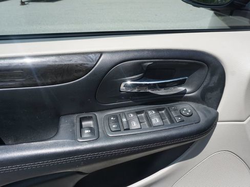 Used 2019 Dodge Grand Caravan SE FWD image 4