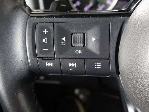 Used 2023 Nissan Rogue SV w/ SV Premium Package image 38