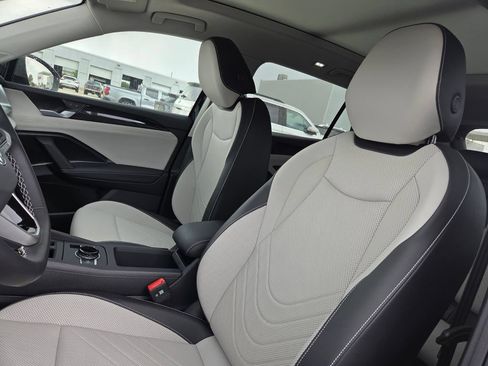 New 2026 Volkswagen Tiguan SE FWD image 11