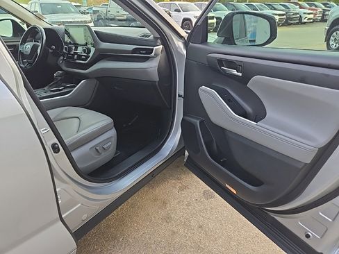 Used 2021 Toyota Highlander XLE image 78