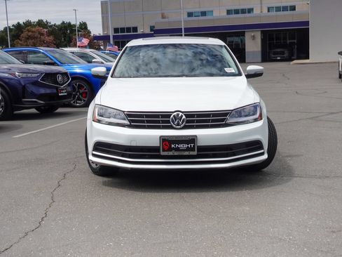 Used 2018 Volkswagen Jetta SE FWD image 3
