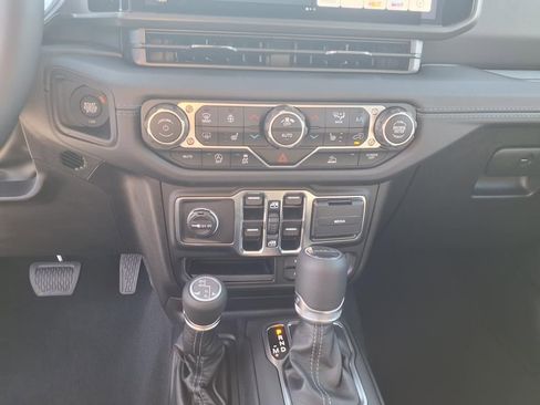 New 2025 Jeep Gladiator High Tide image 18