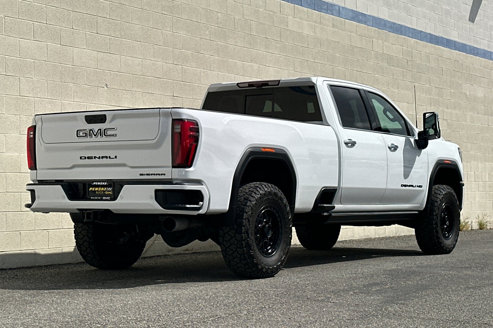 Used 2024 GMC Sierra 2500 Denali w/ Denali Reserve Package AWD/4WD image 4