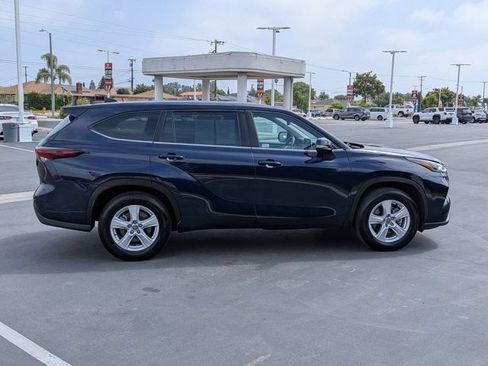 Used 2025 Toyota Highlander LE FWD image 4