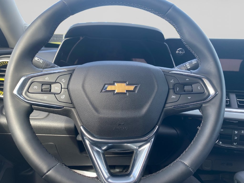 Used 2024 Chevrolet Trax LT w/ Sunroof Package FWD image 23
