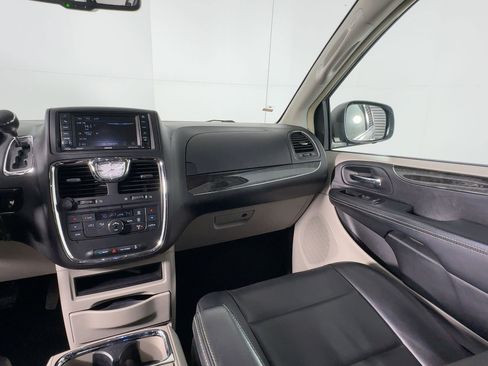 Used 2014 Chrysler Town & Country Touring image 26