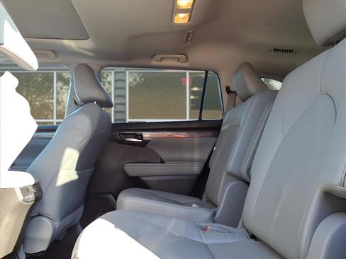 Used 2022 Toyota Highlander Limited image 12