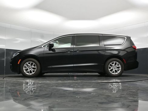 Used 2023 Chrysler Pacifica Touring-L FWD image 59