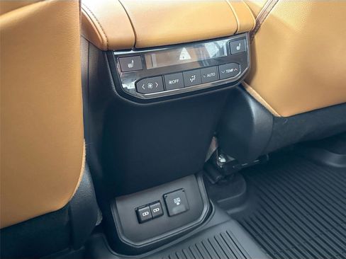 Used 2024 Toyota Highlander Platinum FWD image 53