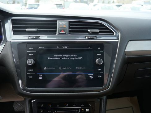 Used 2022 Volkswagen Tiguan SE w/ Panoramic Sunroof Package image 13