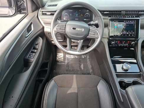 Used 2023 Jeep Grand Cherokee Altitude image 11