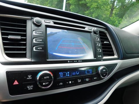 Used 2016 Toyota Highlander XLE AWD/4WD image 11