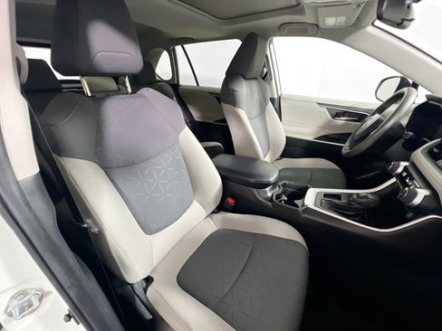 Used 2021 Toyota RAV4 XLE w/ Convenience Package FWD image 31
