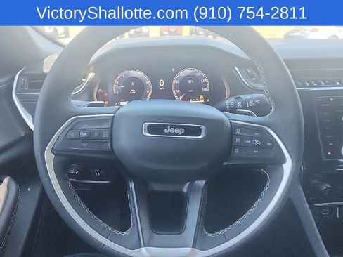 Used 2025 Jeep Grand Cherokee Laredo RWD image 8