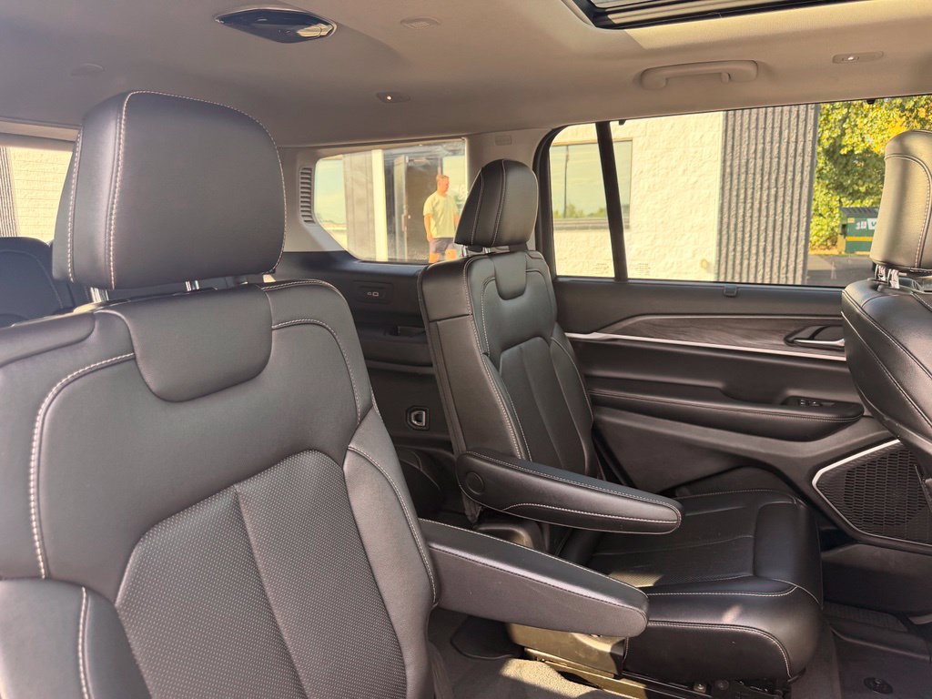 Used 2023 Jeep Grand Cherokee L Limited w/ Luxury Tech Group II AWD/4WD image 29