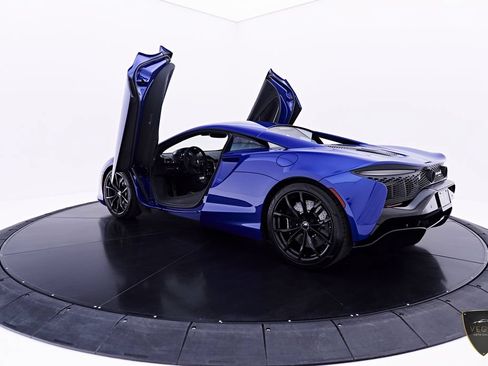 Used 2025 McLaren Artura RWD image 24