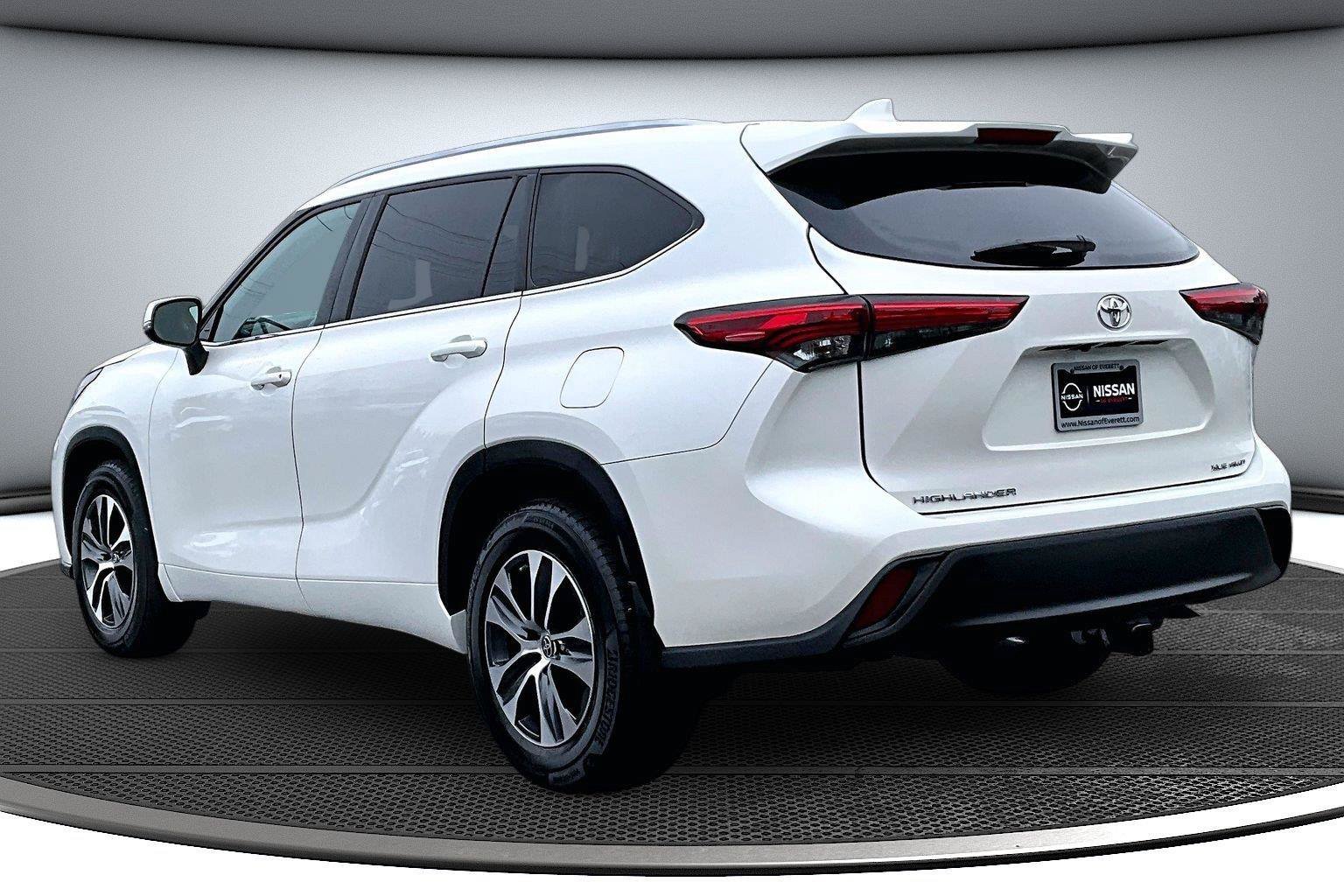 Used 2021 Toyota Highlander XLE AWD/4WD image 5