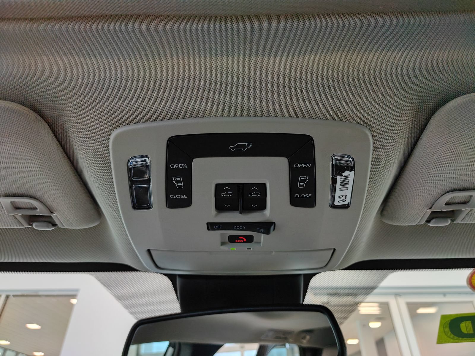 Used 2025 Toyota Sienna XLE FWD image 32