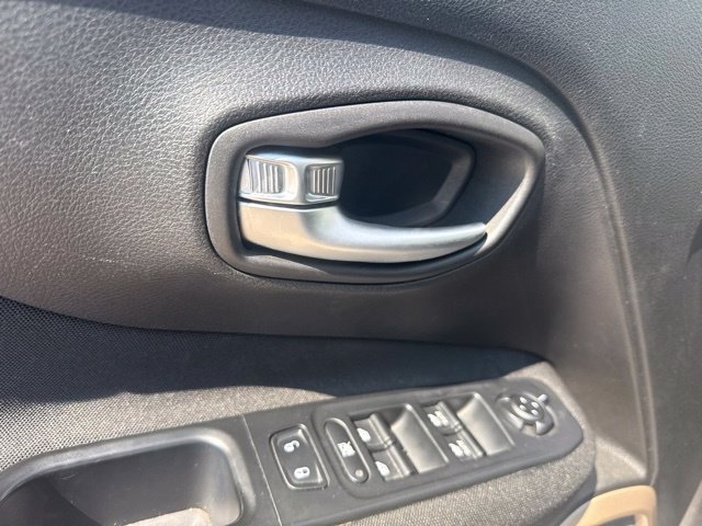 Used 2015 Jeep Renegade Latitude FWD image 10