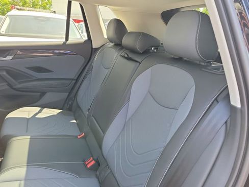 Certified 2025 Volkswagen Tiguan SE w/ Panoramic Sunroof Package AWD/4WD image 11