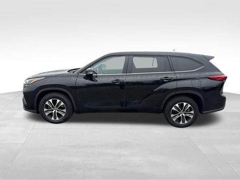 Used 2023 Toyota Highlander XLE image 2
