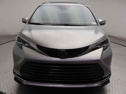 Certified 2024 Toyota Sienna Platinum FWD image 5