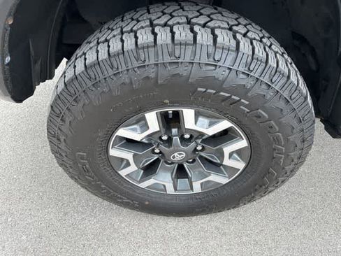 Used 2017 Toyota Tacoma TRD Off-Road w/ Premium & Technology Package AWD/4WD image 3