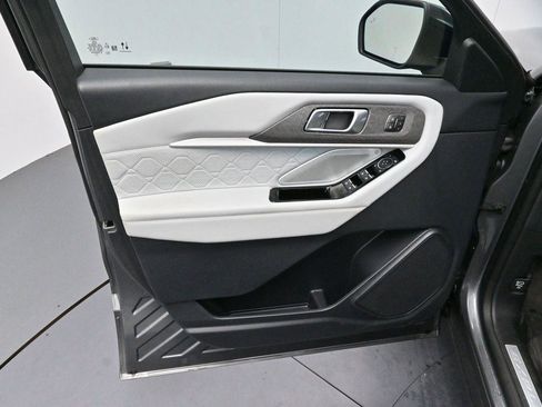 Used 2025 Ford Explorer Platinum w/ Ultimate Package AWD/4WD image 9