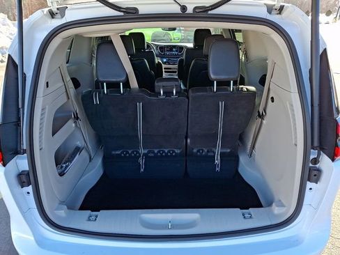 Used 2024 Chrysler Pacifica Touring-L image 28