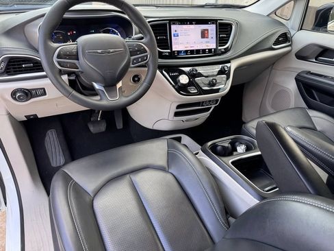 Used 2024 Chrysler Pacifica Limited FWD image 2
