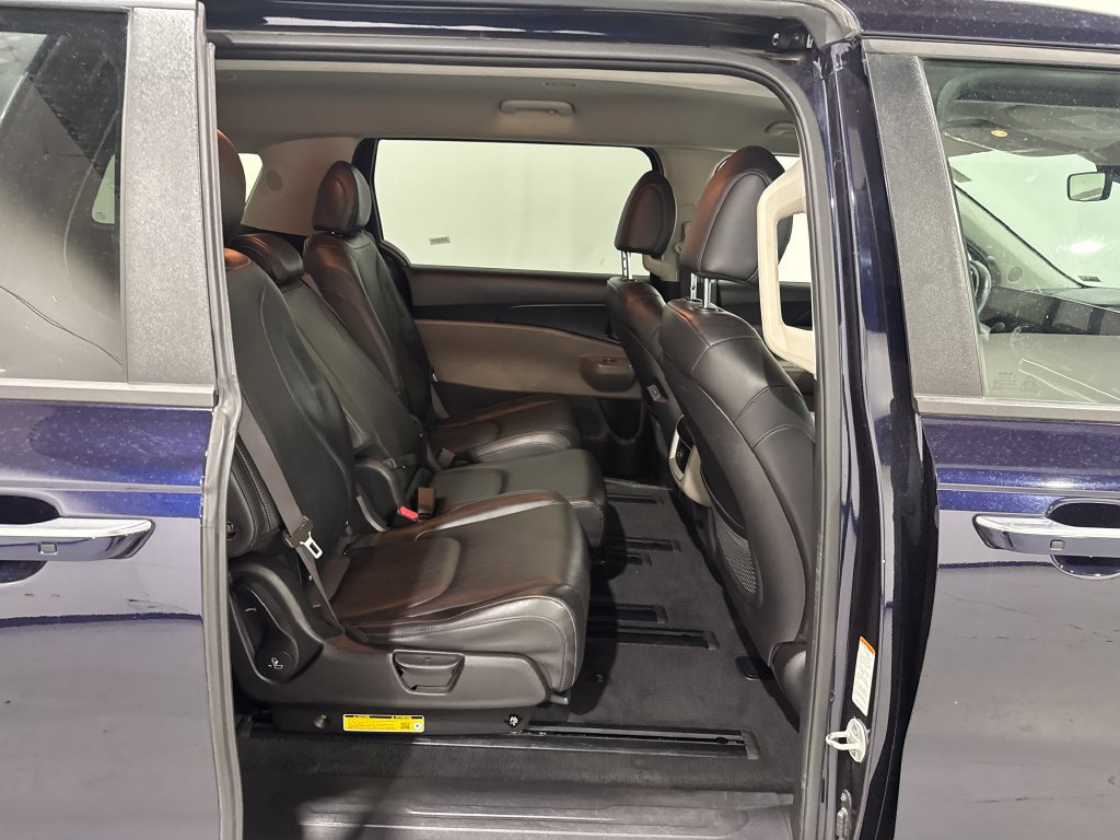 Used 2025 Kia Carnival FWD image 24