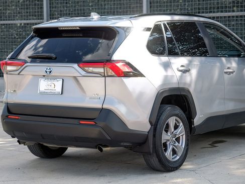 Used 2022 Toyota RAV4 LE AWD/4WD image 10