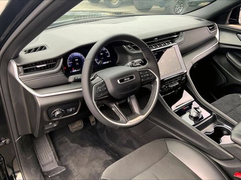 Certified 2025 Jeep Grand Cherokee Altitude AWD/4WD image 15