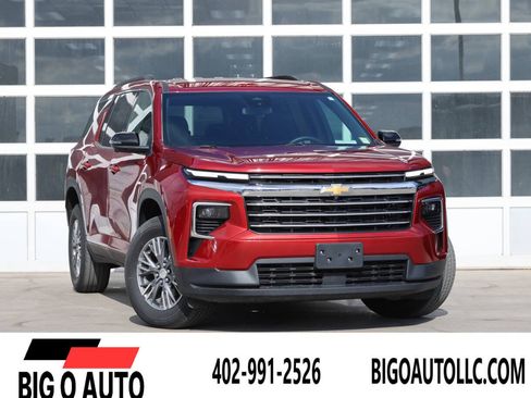 Used 2025 Chevrolet Traverse LT w/ Driver Confidence Package AWD/4WD image 1