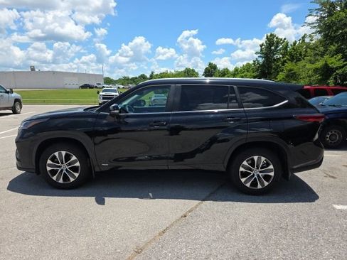Used 2023 Toyota Highlander XLE AWD/4WD image 2