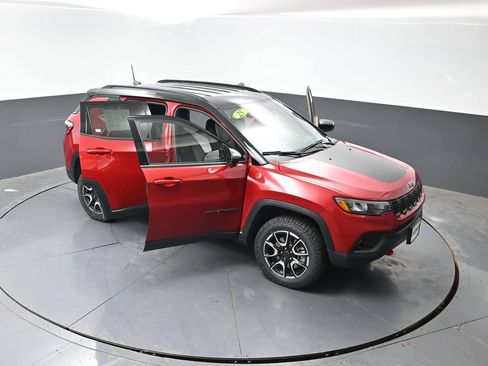 Used 2025 Jeep Compass Trailhawk AWD/4WD image 60