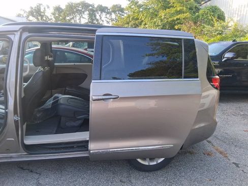 Used 2017 Chrysler Pacifica Touring-L w/ Tire & Wheel Group FWD image 15