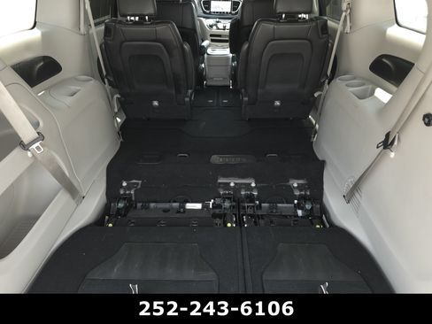 Used 2024 Chrysler Pacifica Touring-L FWD image 35