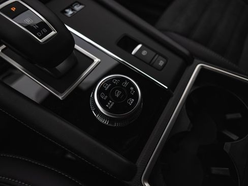 New 2025 Mitsubishi Outlander SE image 17