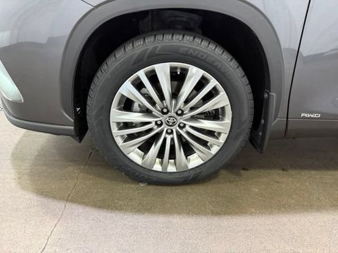 Certified 2024 Toyota Highlander Platinum AWD/4WD image 27