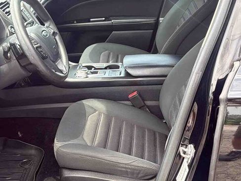 Used 2017 Ford Fusion SE FWD image 12