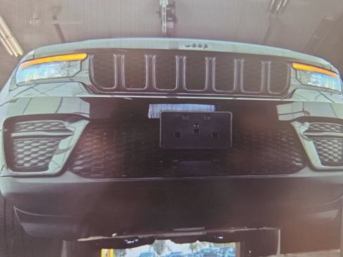Used 2023 Jeep Grand Cherokee Altitude AWD/4WD image 8