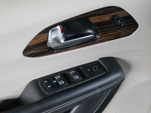 Used 2023 Chrysler Pacifica Limited FWD image 29