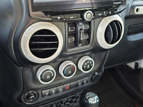 Used 2018 Jeep Wrangler Unlimited Sahara image 27