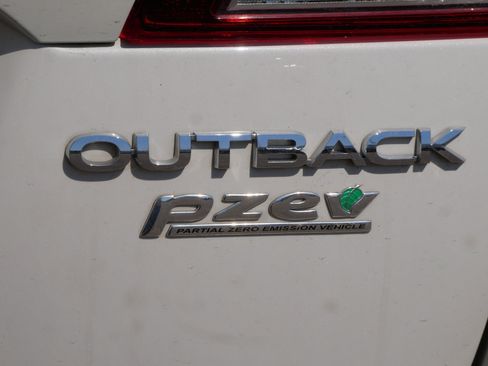 Used 2017 Subaru Outback 2.5i Premium AWD/4WD image 5