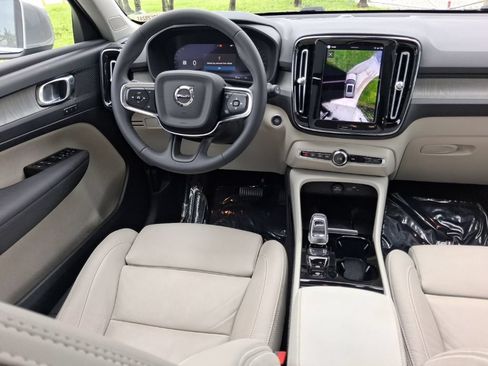 Used 2024 Volvo XC40 B5 Plus AWD/4WD image 10
