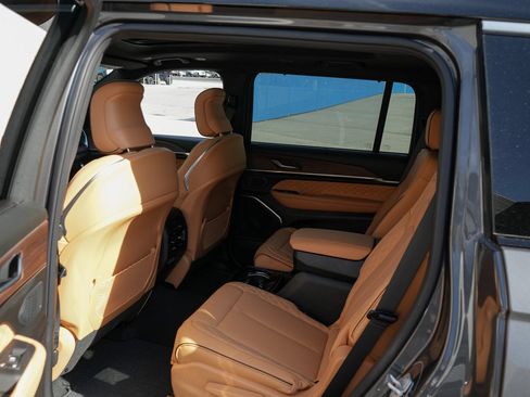 Used 2025 Jeep Grand Cherokee L Summit w/ Advanced Protech Group IV AWD/4WD image 32