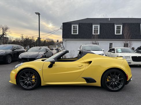 Used 2016 Alfa Romeo 4C Spider RWD image 2