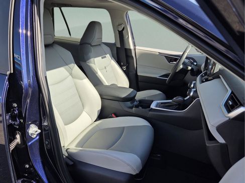 Used 2019 Toyota RAV4 XLE Premium FWD image 19